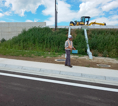 福島県伊達市の桑折高架線の施工現場の画像です